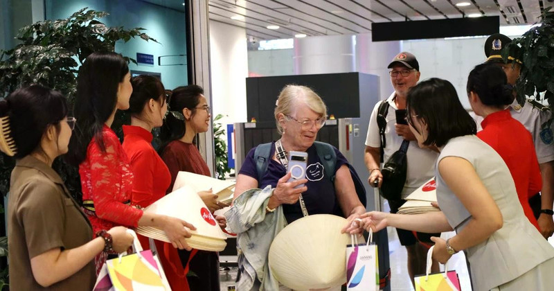 Вручение подарков пассажирам двух новых международных рейсов из Манилы и Бали. Фото: ВИА