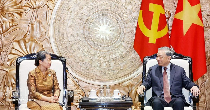 Генеральный секретарь То Лам принимает Мен Сам Ан, заместителя председателя Народной партии Камбоджи, председателя Национального совета Фронта солидарности и развития Отечества Камбоджи. Фото: ВИА