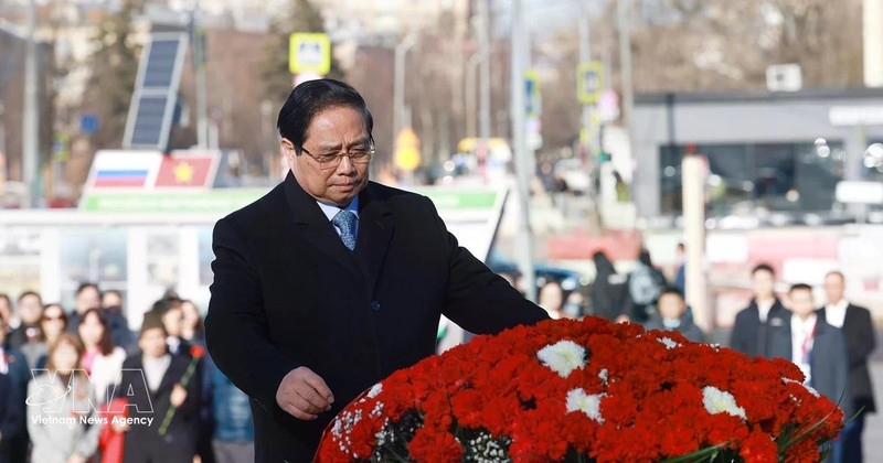 Премьер-министр Фам Минь Тьинь возложил цветы к памятнику Президенту Хо Ши Мину в столице Москвы. Фото: ВИА