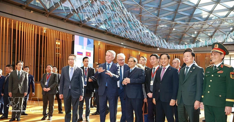 Премьер-министр Фам Минь Тьинь прибыл с визитом и провёл рабочую встречу с руководством компании Novatek. Фото: ВИА