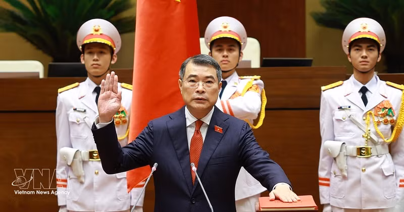 Премьер-министр Правительства Ле Минь Хынг приносит присягу при вступлении в должность. Фото: ВИА