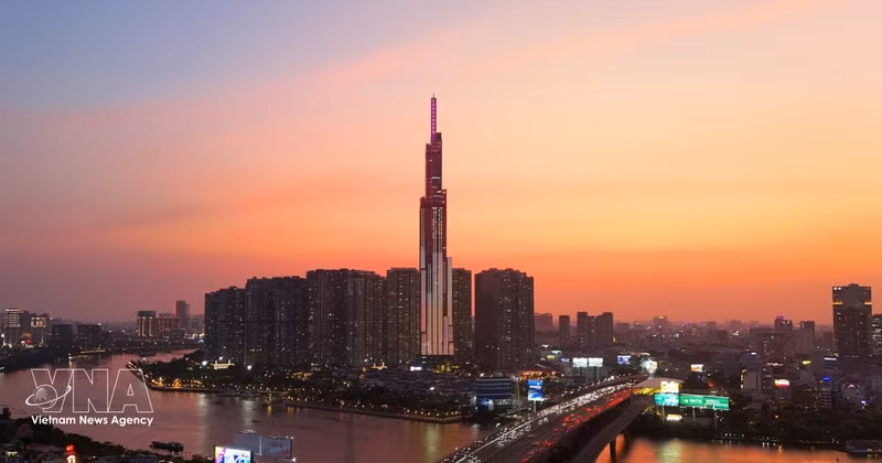 Здание Landmark 81 на берегу реки Сайгон выделяется в лучах заката. Фото: ВИА