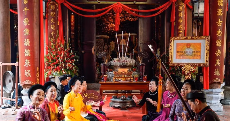 Артисты исполняют произведения традиционного искусства в пространстве храма Батьма (квартал Хоанкьем, Ханой). Фото: ВИА