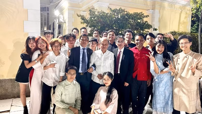 Вьетнамские студенты и послы стран АСЕАН на программе «Весна на Родине». 