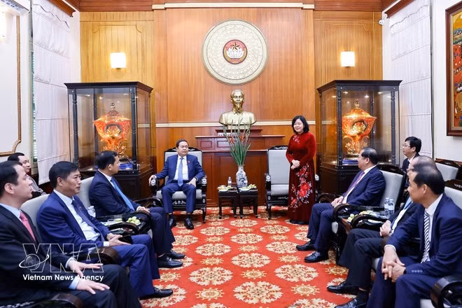 Член Политбюро, секретарь ЦК КПВ, председатель ЦК ОФВ Буй Тхи Минь Хоай выступает с речью. Фото: ВИА