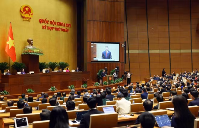 Премьер-министр Правительства Ле Минь Хынг выступает с инаугурационной речью. Фото: ВИА
