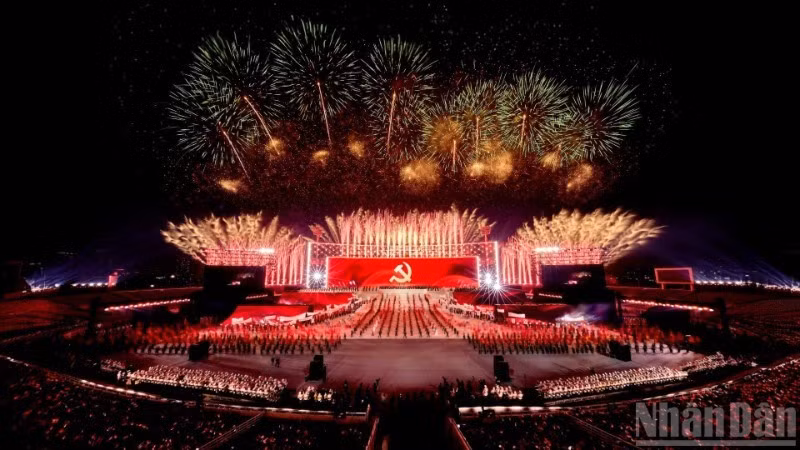Яркие фейерверки озарили небо Ханоя в честь успешного проведения XIV cъезда КПВ. Фото: Данг Кхоа