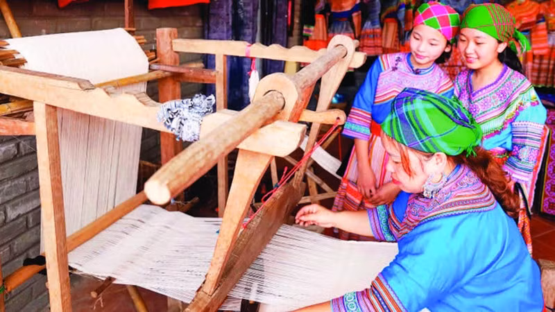 В настоящее время представители народности Хмонг все еще сохраняют множество уникальных обычаев и традиций. Одной из них является ткачество, вышивка и пошив ярких костюмов, пропитанных самобытностью своей народности.