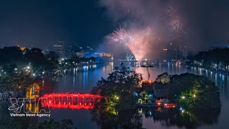 Великолепный фейерверк над озером Хоанкьем в Ханое. Фото: ВИА