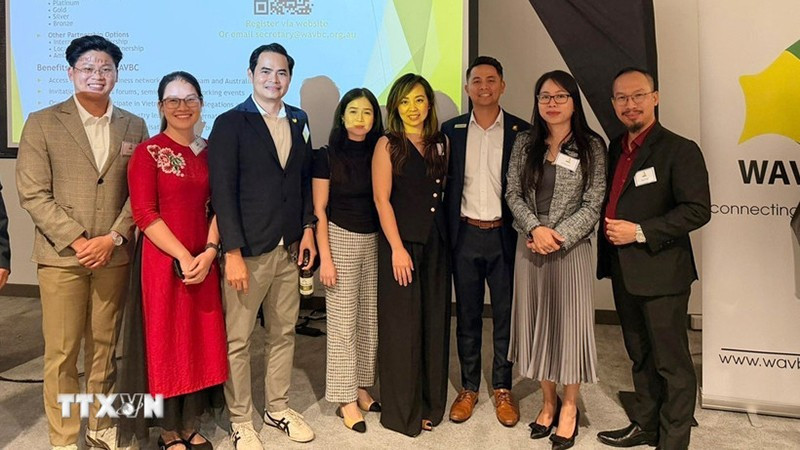 Генеральный консул Нгуен Тхань Ха (вторая справа) вместе с представителями предприятий на форуме. Фото: ВИА