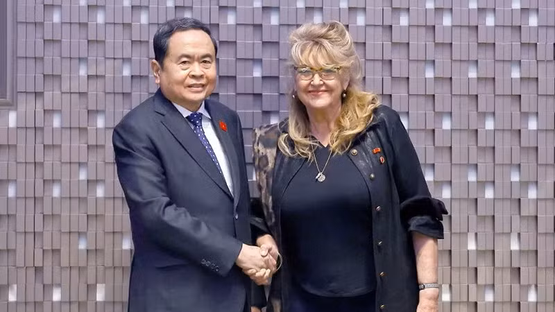 Председатель Национального собрания Чан Тхань Ман встречается с Почетным консулом Вьетнама в Турине Сандрой Скальотти. Фото: ВИА