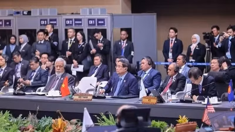 Премьер-министр Фам Минь Тьинь принимает участие в 28-м Саммите АСЕАН+3. Фото: VGP/Нят Бак