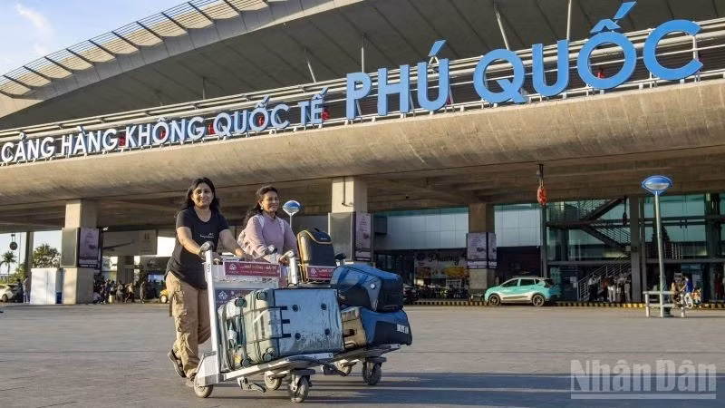 Международный аэропорт Фукуок принял 50 международных авиарейсов за день, что было рекордным показателем с момента ввода аэропорта в эксплуатацию в 2012 году.