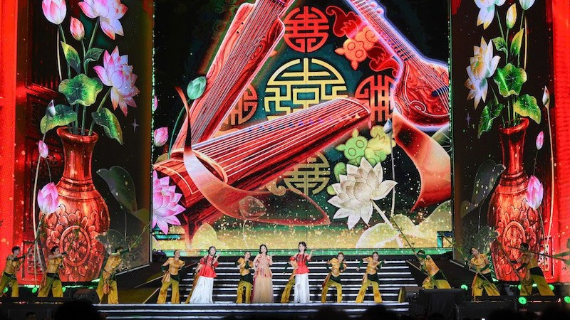 Гармоничное сочетание музыки, света и наследия подарило зрителям яркие впечатления от участия в программе «Концерт света – Встреча Нового 2026 года». Фото: Тхэ Дай.