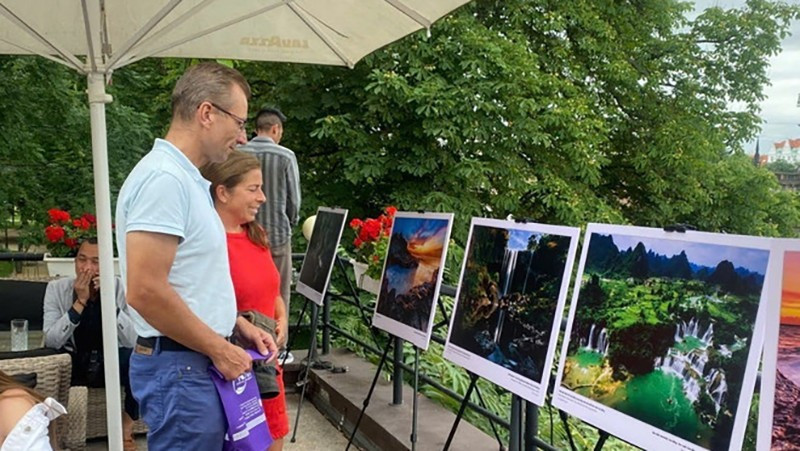 В кулуарах программы были представлены фотографии, посвященные знаменитым достопримечательностям Вьетнама. Фото: ВИА