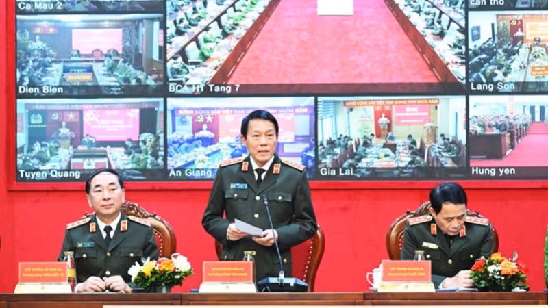 Генерал армии Лыонг Там Куанг выступает на совещании. 