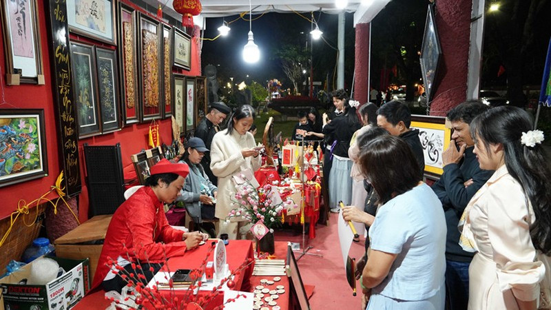 Туристы посещают пространство каллиграфии в районе Тхуанхоа города Хюэ в период Тэта Бинь Нго 2026 года. Фото: ВИА