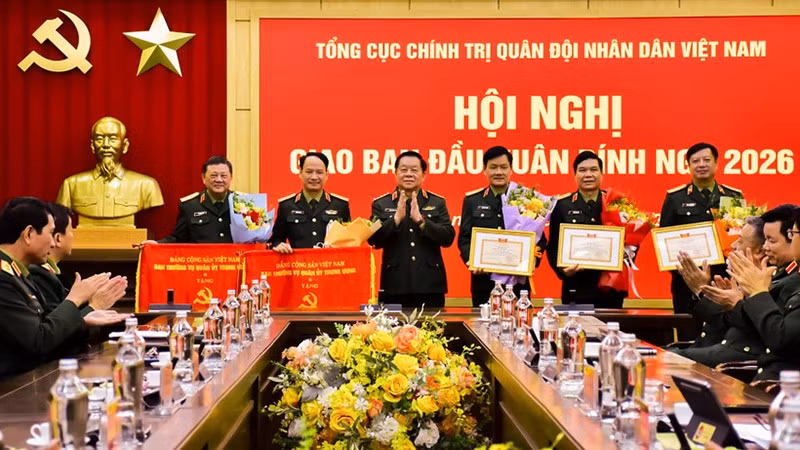 Генерал армии Нгуен Чонг Нгиа вручает награды отличившимся коллективам и отдельным лицам.