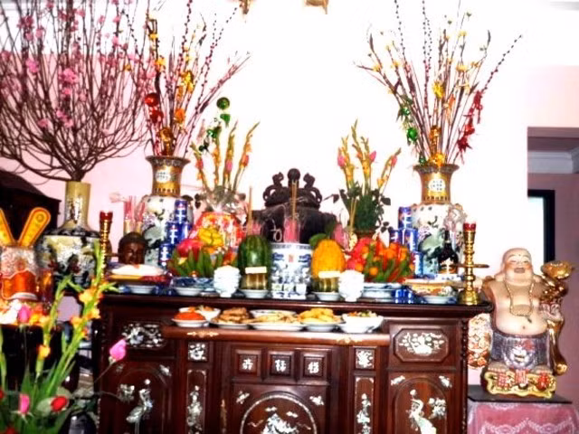 Поднос с пятью видами фруктов, размещённый на алтаре предков в дни Тэта, выражает глубокое уважение к небу, земле и предкам, а также является символом пожелания мира, удачи, счастья, здоровья и процветания в новом году. В зависимости от региона, для украшения подноса используются различные виды фруктов.