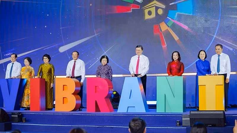 Делегаты принимают участие в церемонии открытия 22-го туристического фестиваля г. Хошимина. Фото: Департамент туризма г. Хошимина