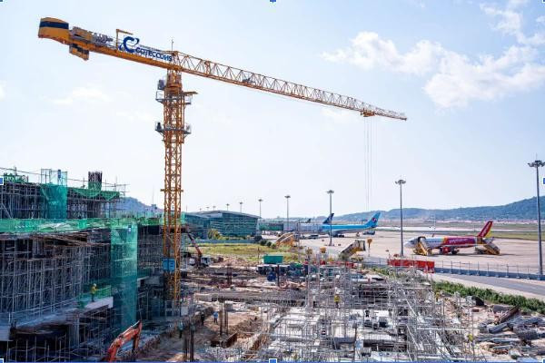 Расширение Международного аэропорта Фукуока ведется без остановки работы действующего терминала. Фото: Sun Group