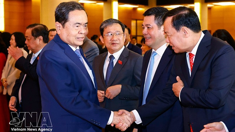 Председатель НС Чан Тхань Ман беседует с депутатами НС. Фото: ВИА