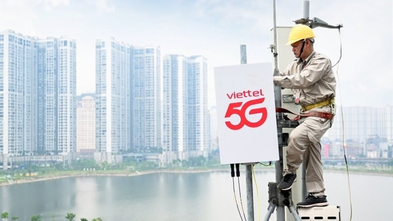 Техник Viettel устанавливает базовую станцию 5G.