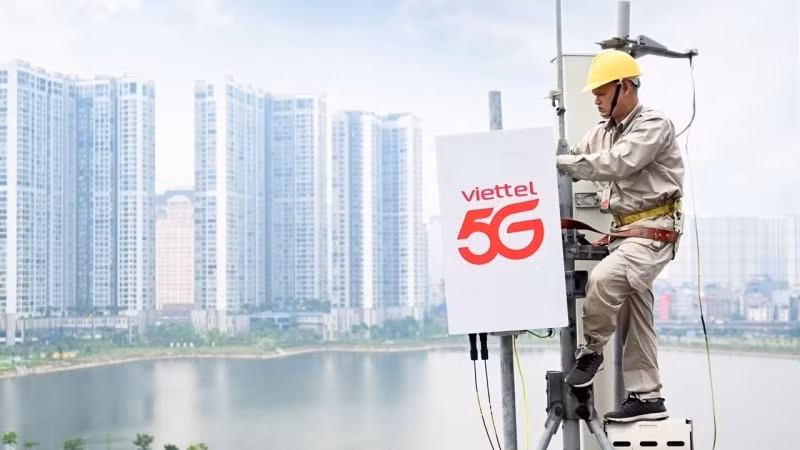 Техник Viettel устанавливает базовую станцию 5G.