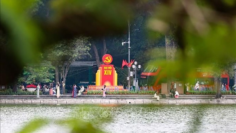 Декоративная композиция в честь XIV съезда КПВ стала выразительным акцентом в районе озера Хоанкьем. Фото: ВИА