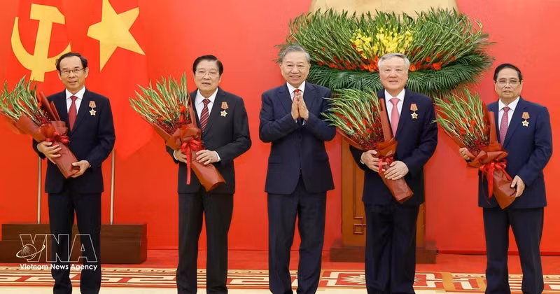 Генсек ЦК КПВ То Лам вручает ордена «За военные заслуги» I степени руководителям. Фото: ВИА