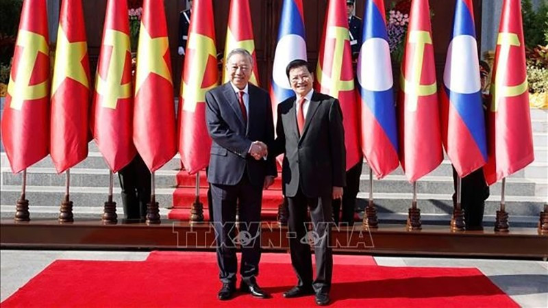 Генеральный секретарь, Президент Лаоса Тхонглун Сисулит приветствует Генерального секретаря То Лама. Фото: ВИА