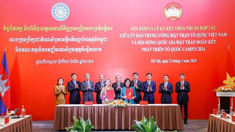 Стороны обмениваются подписанными документами о сотрудничестве.