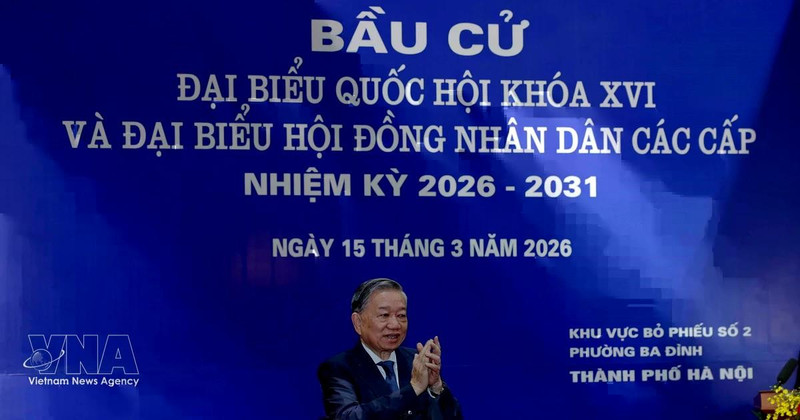 Генеральный секретарь То Лам принимает участие в церемонии открытия и голосует на избирательном участке № 02 квартала Бадинь города Ханоя. Фото: ВИА