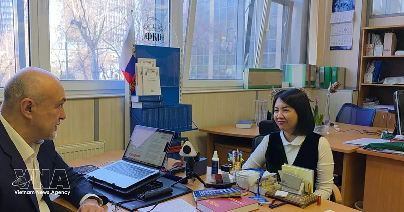 Доктор Олег Румянцев отвечает на вопросы корреспондента ВИА. Фото: ВИА