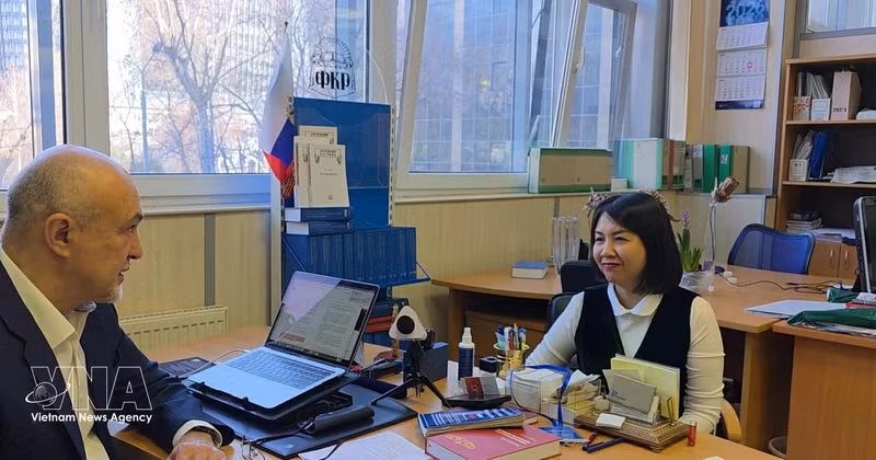 Доктор Олег Румянцев отвечает на вопросы корреспондента ВИА. Фото: ВИА