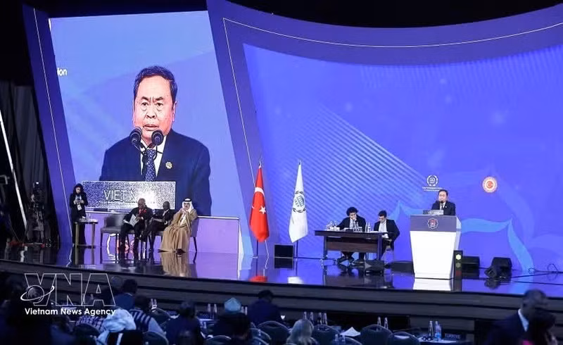 Председатель Национального собрания Чан Тхань Ман выступает на общих прениях 152-й Ассамблеи Межпарламентского союза в Стамбуле 16 апреля 2026 года. Фото: ВИА