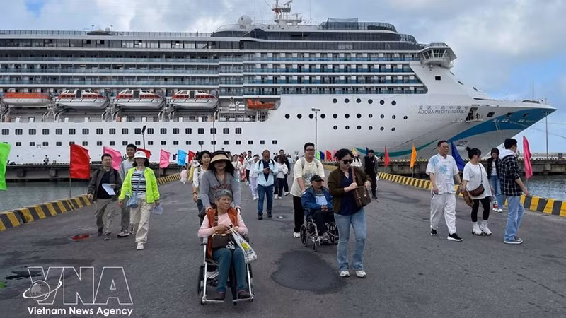 Международный круизный лайнер Adora Mediterranea прибывает в порт Чанмай, доставив 2 613 пассажиров и 732 члена экипажа из Гуанчжоу (Китай) в город Хюэ. Фото ВИА