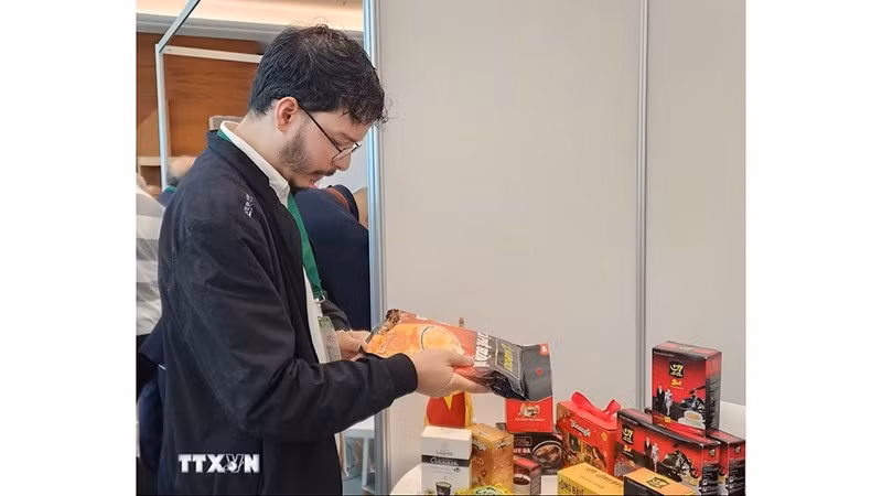 Посетители выставочной зоны проявляют интерес к вьетнамскому кофе. Фото: ВИА 