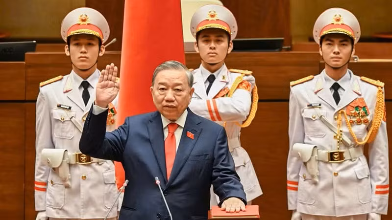 Президент Вьетнама То Лам приносит присягу. Фото: Тхюи Нгуен