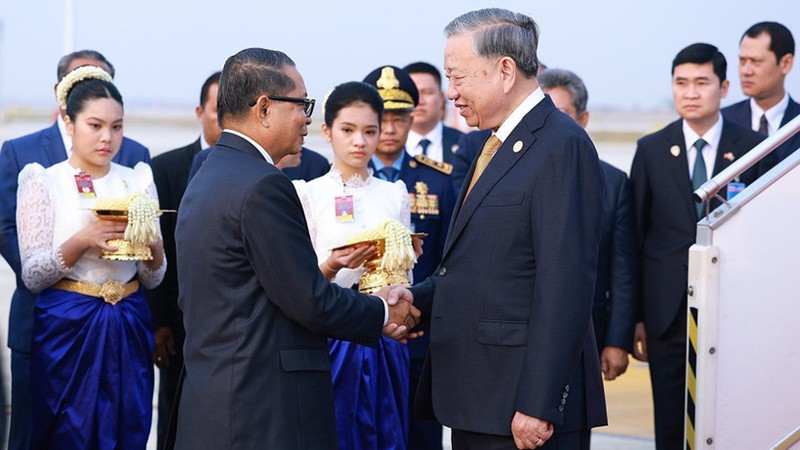 Церемония встречи Генерального секретаря ЦК КПВ То Лама в аэропорту Течо в Пномпене. Фото: ВИА