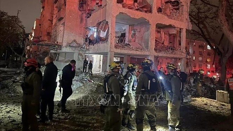 Силы экстренного реагирования на месте ракетного удара баллистической ракетой Ирана в г. Арад, Израиль вечером 21 марта 2026 г. Фото: ВИА