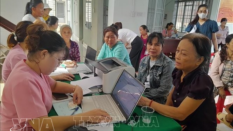 Жители обращаются за медицинским осмотром в медицинский пункт общины Фуриенг, провинция Донгнай. Фото: ВИА