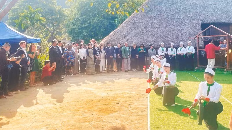 Знакомство туристов с самобытной культурой представителей этнических меньшинств.