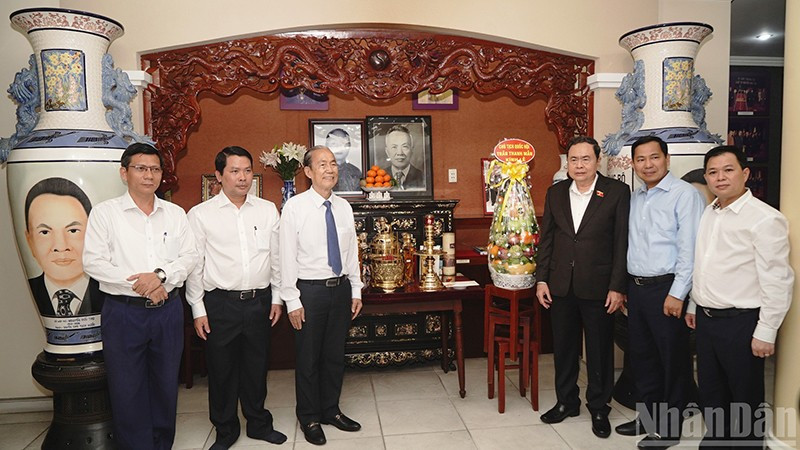 Рабочая делегация воскурила благовония в память о покойном Председателе НС Нгуен Хыу Тхо.