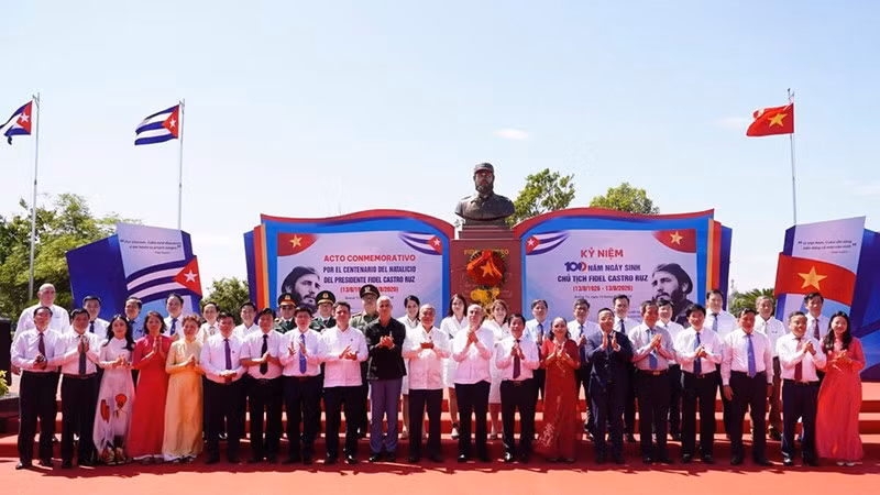 Делегаты фотографируются на память у памятника Фиделю Кастро на территории парка его имени. Фото: Хиеу Минь