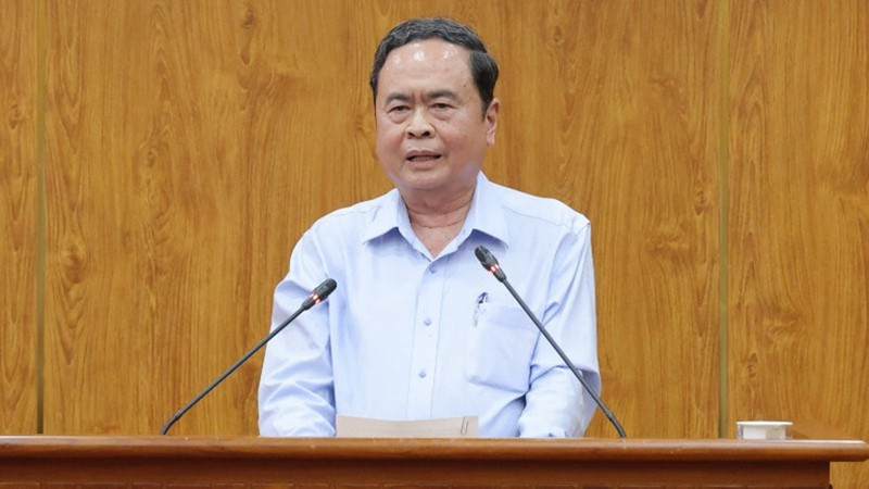 Председатель НС Чан Тхань Ман выступает на встрече с действующими и бывшими руководителями города Кантхо. Фото: Тхань Там