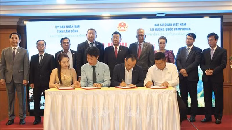 Представители предприятий провинции Ламдонг и камбоджийские партнеры подписывают договоренность о сотрудничестве. Фото: ВИА