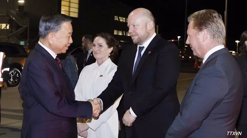 Новозеландские официальные лица провожают Генерального секретаря ЦК КПВ, Президента Вьетнама То Лама в международном аэропорту Окленд. Фото: ВИА
