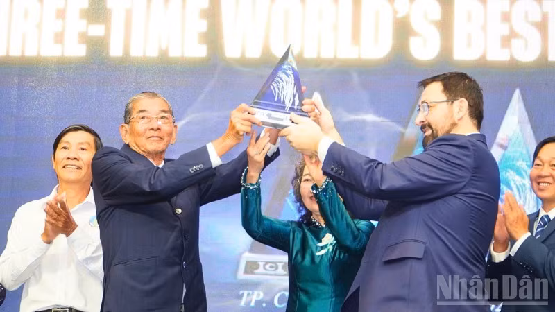 Председатель организации The Rice Trader Джереми Звингер вручил кубок инженеру Хо Куанг Куа.