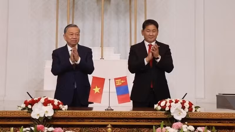 30 сентября 2024 г. в Улан-Баторе Генеральный секретарь ЦК КПВ, Президент Вьетнама То Лам и Президент Монголии Ухнаагийн Хурэлсух присутствовали на церемонии подписания документов о сотрудничестве между двумя странами. Фото: ВИА